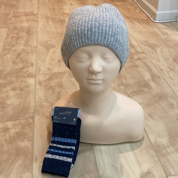 H&M Lambs Wool Hat & bonus boot socks - Picture 2 of 16